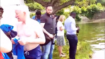 Le maire de Metz se mouille pour démontrer qu'on pourra se baigner dans le canal en 2020