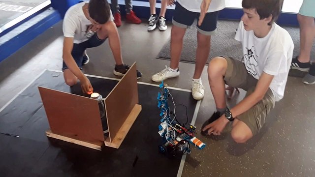 Test des robots des élèves du collège Jacques Monod de Laval avant la RoboRAVE International