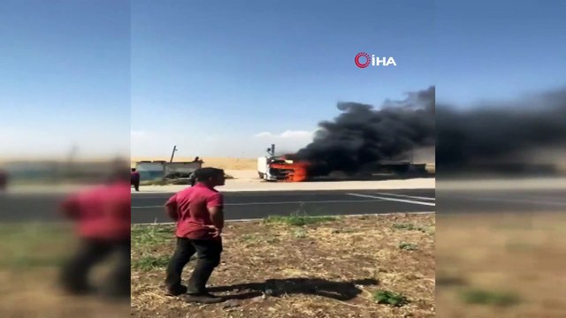 Seyir halindeki tır alev alev böyle yandı