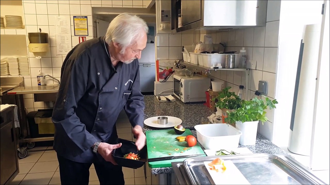 Frivolité de saumon fumé, tartare d’avocat et tomates : la recette du chef Casteran