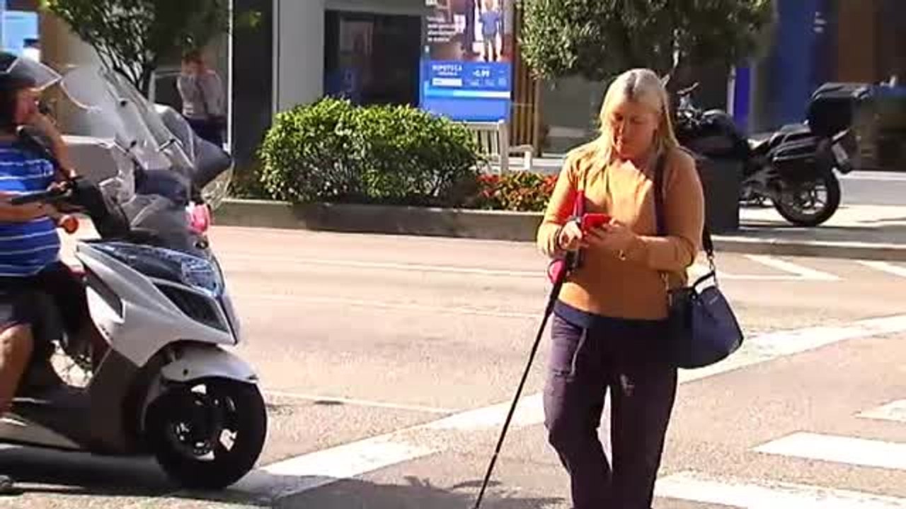 Cruzar mirando el móvil, un peligro