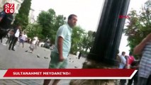 Sultanahmet Meydanı'nda turistlerin gözü önünde birbirlerine girdiler