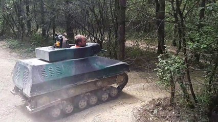 Bataille de tanks au parc de Bergault en Mayenne