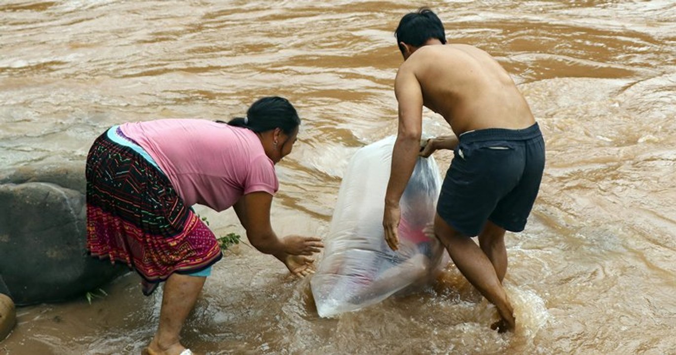 Au Vietnam, des enfants d'un village traversent la rivière dans des sacs plastiques pour aller à l'école
