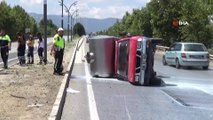 Manisa’da kamyonet devrildi, 2 ton süt yola döküldü