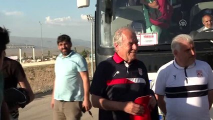 Mustafa Denizli, yeni takımıyla ilk antrenmanına çıktı