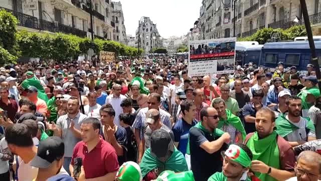 Cezayir'de Buteflika rejimi temsilcileri protesto edildi