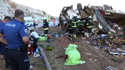 Sebze yüklü tır otobanı savaş alanına çevirdi: 3 ölü