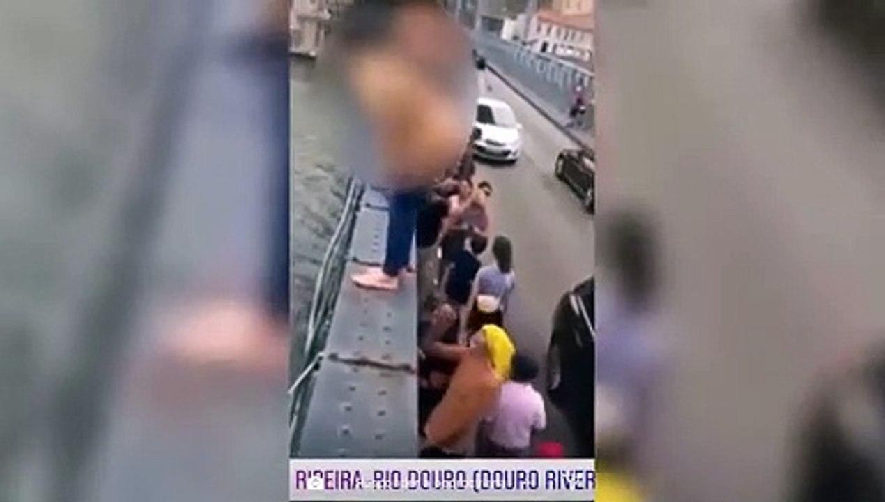 Turista mergulha da Ponte Luis I