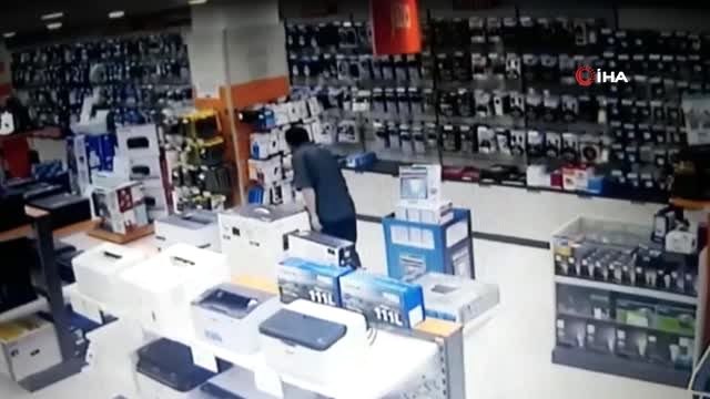 Çaldıklarını müşteri kılığına giren polis ekiplerine satmaya çalışırken yakalandı.