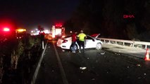 Kaza yapan otomobil ortadan ikiye bölündü: 3 yaralı