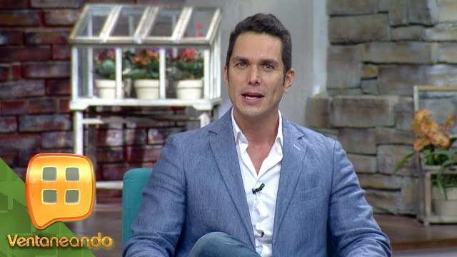 ¡GUAPO Y MULTIFACÉTICO! Adrián Rubio actúa y drige la obra 'Bravas y breves de cama'. | Ventaneando
