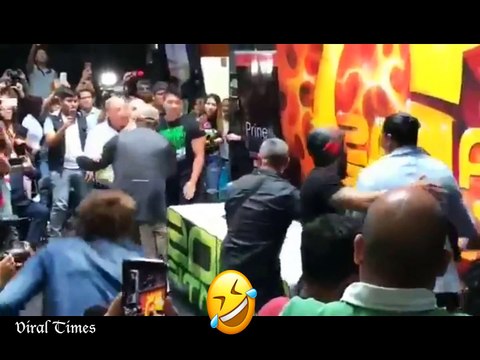 alfredo adame y carlos trejo peliando en conferencia de prensa