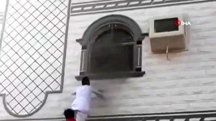 - Yangında Mahsur Kalan 3 Çocuğu Binaya Tırmanarak Kurtardılar