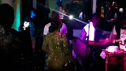 Cette fille met le feu à la soirée de Momo Dieng au Nirvana 🔥