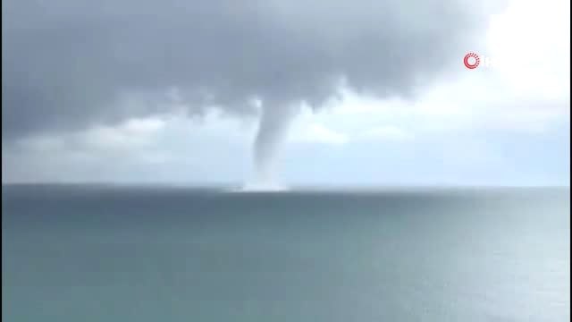 Denizde oluşan hortum kameralara yansıdı