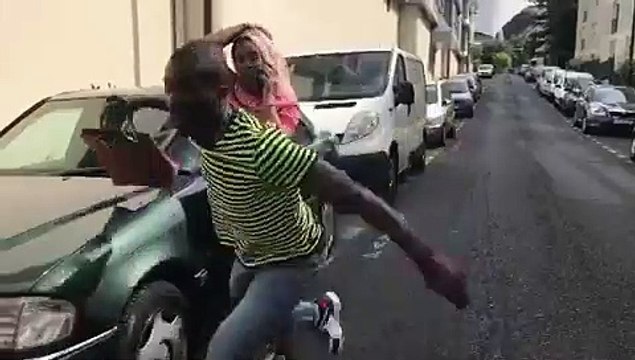 Regardez ce que va dire ce voleur quand il se fait attraper. A pleurer de rire !