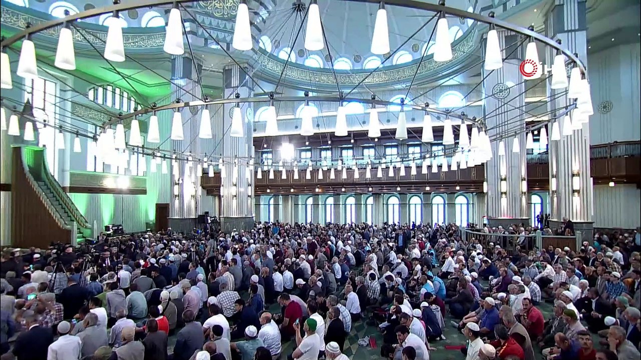 Cumhurbaşkanı Erdoğan, şehitler için Kur’an-ı Kerim okudu