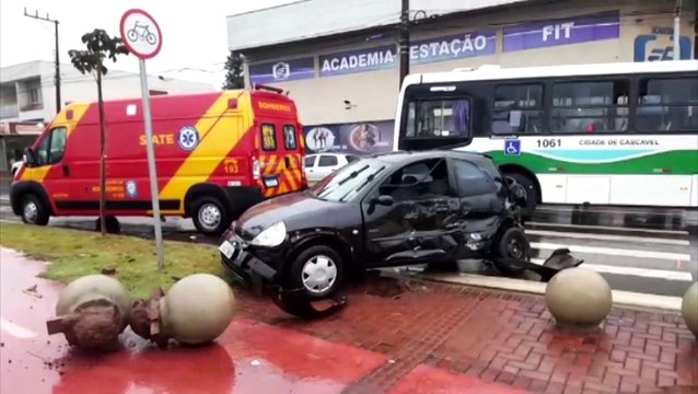 Avenida Barão do Rio Branco: Carro fica bastante danificado em forte colisão com ônibus