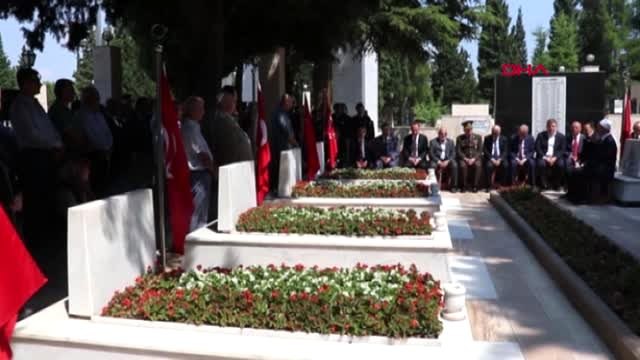 Denizli'de şehit mezarlarına karanfil bırakıldı