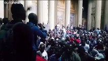 شاهد: بعد السترات الصفراء.. أصحاب السترات السوداء يظهرون في شوارع باريس