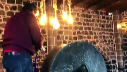 Tarihi evden asırlık değirmen taşı çıktı