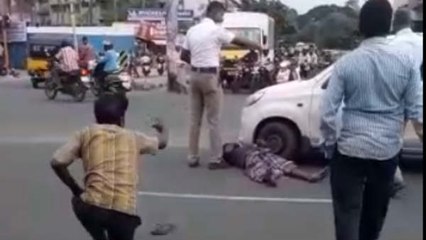 போதையில் நடுரோட்டில் படுத்து போராட்டம் செய்த இருவர்