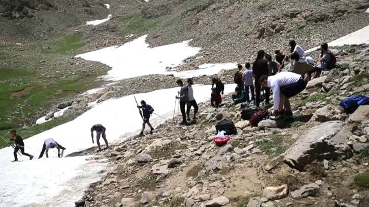 Temmuzda hem karda hem karada kayak yaptılar (1)