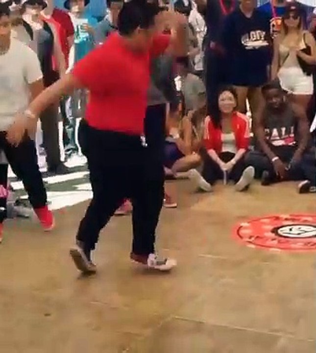 L'habit ne fait pas le moine - Cet homme a des mouvements de danse exceptionnels !