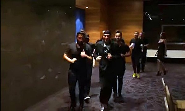 Şarkıcı Altay'ın uçağı rötar yapınca ekip havalimanını coşturdu