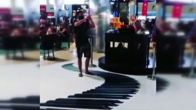 Altay'ın uçağı rötar yapınca ekip havalimanını coşturdu