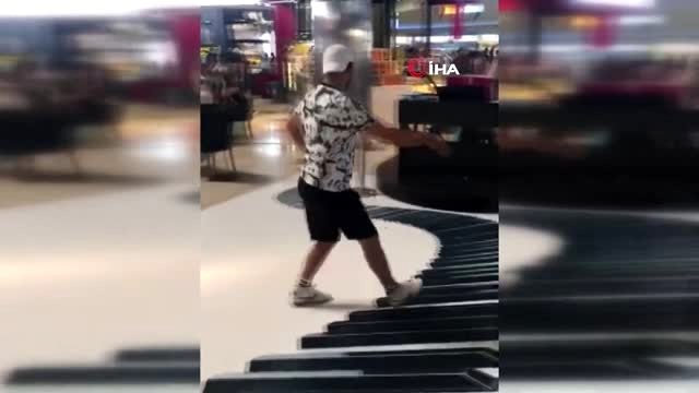 Altay'ın uçağı rötar yapınca ekip havalimanını coşturdu