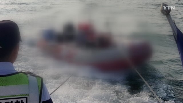 인천 팔미도에서 소형보트 표류...3명 구조 / YTN