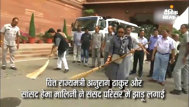 हेमा मालिनी समेत भाजपा सांसदों ने झाड़ू लगाई, अब्दुल्ला का तंज- ये सबसे साफ जगहों में से एक