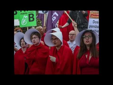 Grâce à The Handmaid's Tale , même les manifs et les défilés de mode ont changé