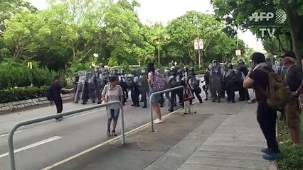 Protesto em Hong Kong contra manifestantes chineses