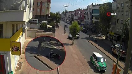 Motosiklet sürücüsünü kaskı kurtardı... Otomobilin kafasının üzerinden geçtiği an kameralara yansısı