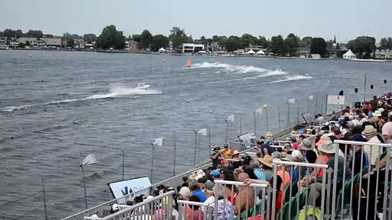 Le ministre en jersey skiff