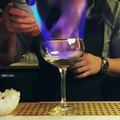 Ce barman a surement utilisé de la magie pour préparer ce cocktail
