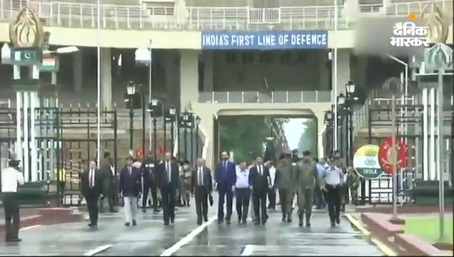 बाघा बॉर्डर पर मिल रहे भारत-पाक के अफसर