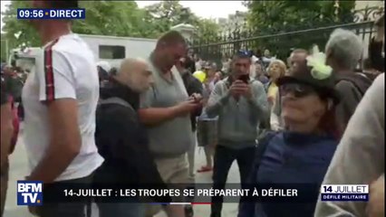 下载视频: Des gilets jaunes présents aux abords des Champs-Élysées pour huer l'arrivée du président de la République