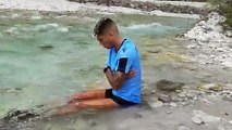 Correa si immerge nel torrente dopo la corsa