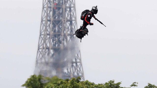 Un homme volant lors du défilé du 14 juillet