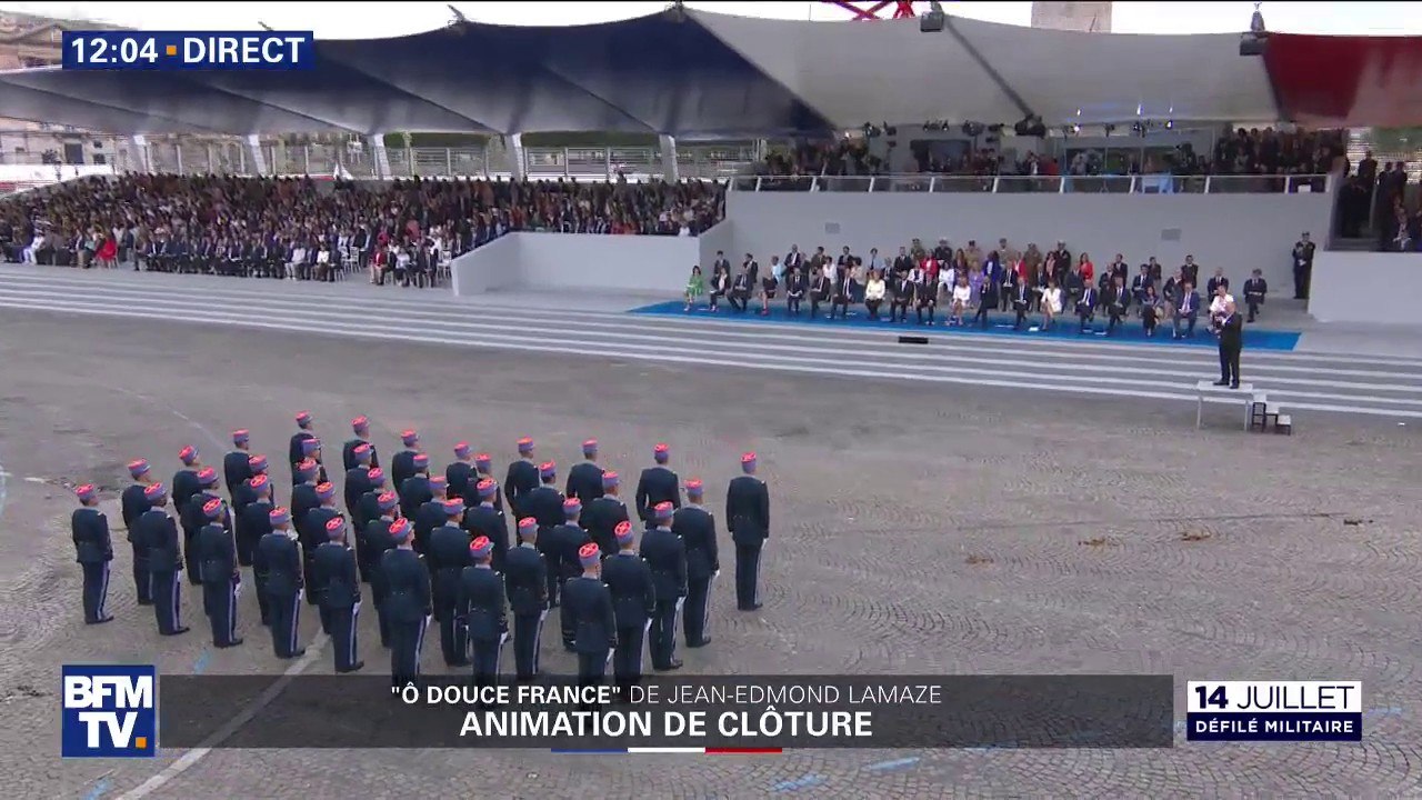 "O Douce France " de Jean-Edmond Lamaze résonne devant la tribune présidentielle en clôture du défilé