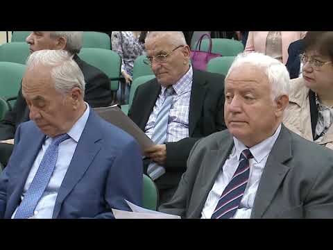 DEKRETI I METËS PËR GJINUSHIN NDAN BOTËN AKADEMIKE PRO DHE KUNDËR