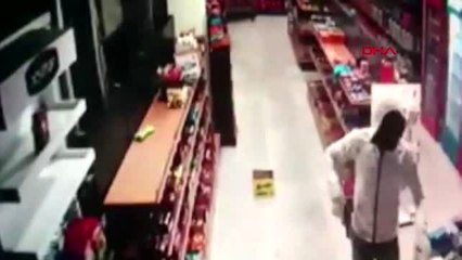 İSTANBUL- SULTANGAZİ'DEKİ AKARYAKIT İSTASYONU SOYGUNCULARI KAMERADA