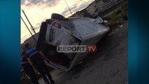 Report TV - Furgoni përplaset me bordurën në Vorë, vdes pasagjerja, shoferi në gjendje të rëndë