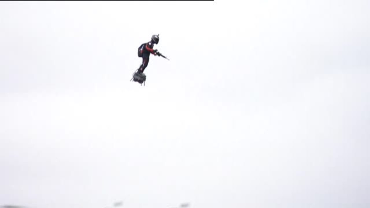 El soldado volador, la principal atracción del 14 de julio en los Campos Elíseos