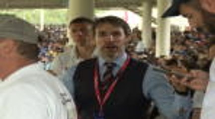 Télécharger la video: It's coming home! - Gareth Southgate look-alike enjoys cricket World Cup final