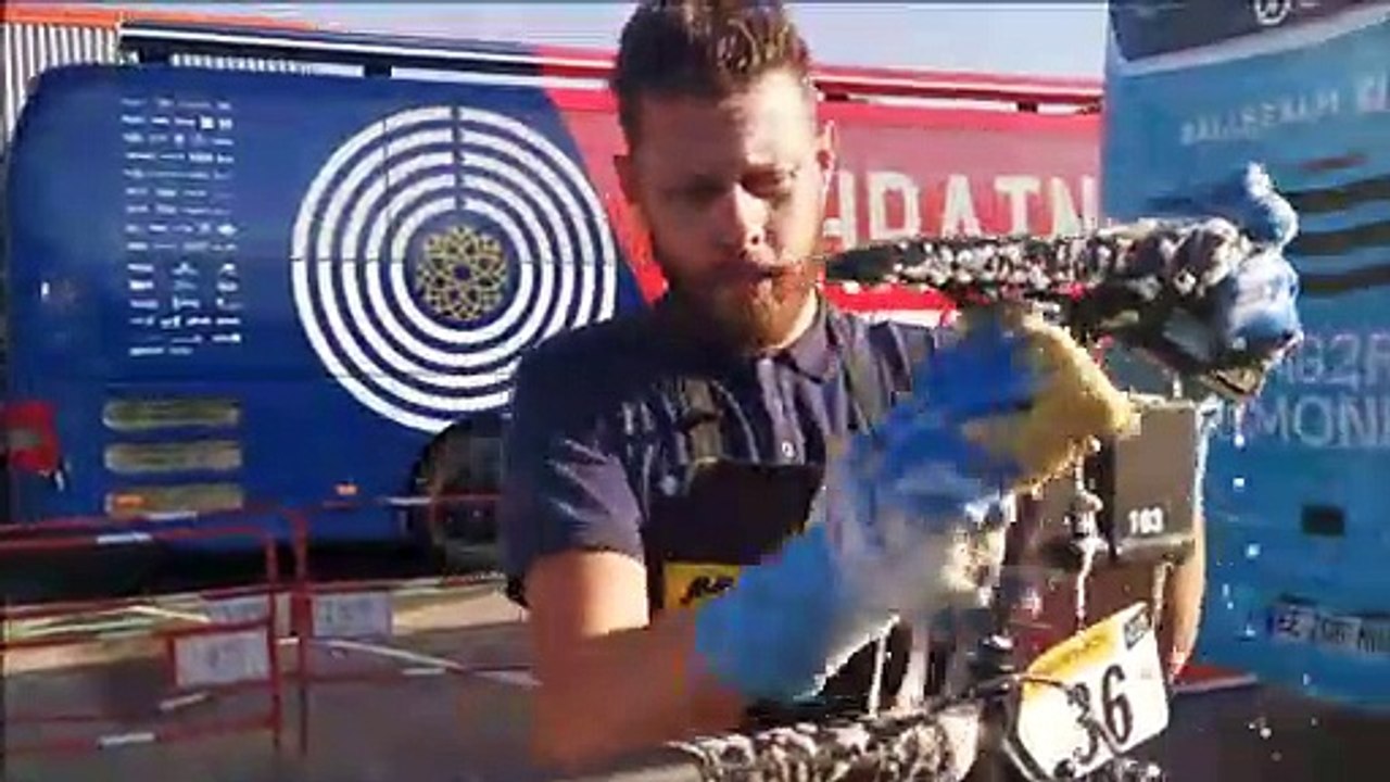 Les mécanos d'AG2R La Mondiale, dans les coulisses du Tour : le lavage des vélos